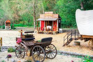 Zahrada ubytování Cozy Wild West Covered Wagon next to River