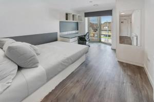 Μια τηλεόραση ή/και κέντρο ψυχαγωγίας στο For Students Only Chapter White City in London