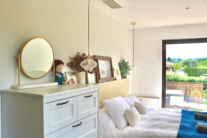 une chambre avec un miroir et un lit dans l'établissement Villa Adeona - Luxury House Valbonne - Pool - AC, à Valbonne