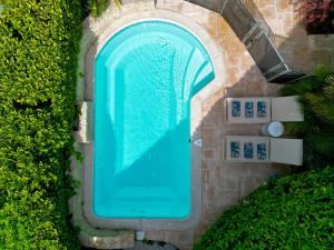 une vue aérienne d'une piscine dans un jardin dans l'établissement Villa Adeona - Luxury House Valbonne - Pool - AC, à Valbonne
