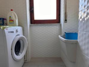 Stazione di PaestumにあるVerna Vacation Homeのバスルーム(洗濯機付)、窓が備わります。