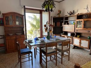 Stazione di PaestumにあるVerna Vacation Homeの木製のテーブルと椅子のあるダイニングルーム