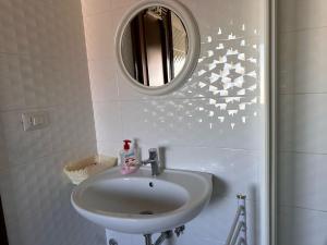 Stazione di PaestumにあるVerna Vacation Homeの洗面台と鏡のあるバスルーム