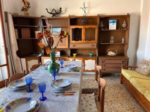 Stazione di PaestumにあるVerna Vacation Homeのダイニングルーム(テーブル、皿、グラス付) +8枚の写真