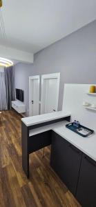 a room with a white counter and a room with a desk at Bahr DELUX App & Suite in Ulcinj