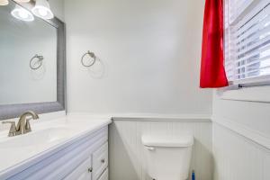 Ένα μπάνιο στο 7 Mi to Dtwn Family-Friendly Augusta Home with Yard +16 φωτογραφίες