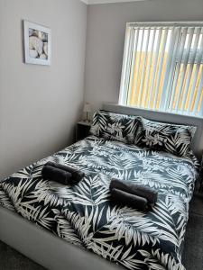 a bedroom with a bed with black and white sheets at Flat 3 Seaside Haven in Hunstanton