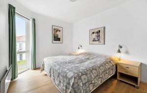 グドイェムにあるGudhjem Søpark Lejl 6のベッドと窓のある白い寝室 +21枚の写真