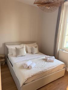 um quarto com uma cama com toalhas em Maison Dalaise - Cannes em Cannes