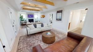 TV a/nebo společenská místnost v ubytování Selah on the Sound