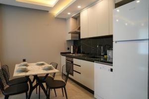 a kitchen with a table and chairs in a room at Fatma Aslan Taysas Nova in Gazipasa