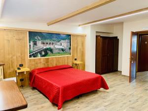 Postel nebo postele na pokoji v ubytování Hotel Ristorante Ligure + 37 fotografií