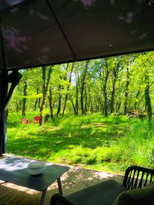 Κήπος έξω από το Le Refuge des Bois de Morphée