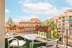 een balkon met een tafel en stoelen op een balkon bij Eulalias Lodges Barcelona in Barcelona