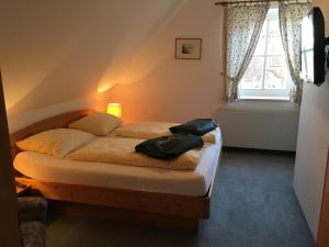 Postel nebo postele na pokoji v ubytování THERMEN - APARTMENT BIODORF Bad Waltersdorf + 37 fotografií