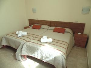 Posteľ alebo postele v izbe v ubytovaní APARTAMENTOS OUTEIRO
