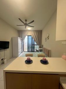 a kitchen and living room with a ceiling fan at Skytrees 公寓 距Aeon五分钟路程 in Johor Bahru