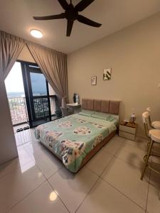 a bedroom with a bed and a ceiling fan at Skytrees 公寓 距Aeon五分钟路程 in Johor Bahru