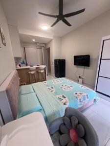 a bedroom with a large bed with a ceiling fan at Skytrees 公寓 距Aeon五分钟路程 in Johor Bahru