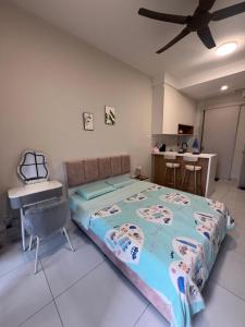 a bedroom with a large bed and a desk at Skytrees 公寓 距Aeon五分钟路程 in Johor Bahru