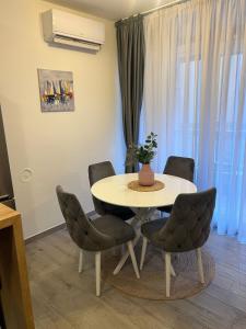 - Sala de estar con mesa y sillas en Budva APT, en Budva