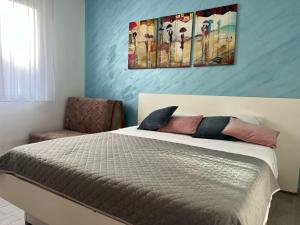 Un dormitorio con una cama y un cuadro en la pared. en Budva APT, en Budva
