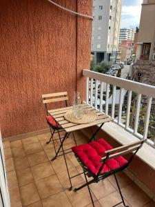 Una mesa y dos sillas en un balcón. en Budva APT, en Budva