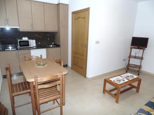 Kuchyňa alebo kuchynka v ubytovaní APARTAMENTOS OUTEIRO