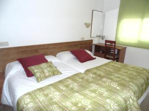 Posteľ alebo postele v izbe v ubytovaní APARTAMENTOS OUTEIRO