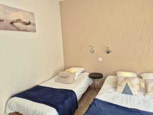 Voodi või voodid majutusasutuse Logis Hôtel Restaurant L'Oustal toas