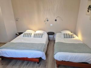 Voodi või voodid majutusasutuse Logis Hôtel Restaurant L'Oustal toas