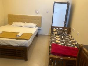 Postel nebo postele na pokoji v ubytování MahaDeepam Residency