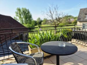 Rõdu või terrass majutusasutuses Logis Hôtel Restaurant L'Oustal