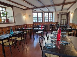 Restoran või mõni muu söögikoht majutusasutuses Logis Hôtel Restaurant L'Oustal