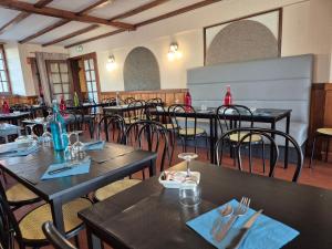 Restoran või mõni muu söögikoht majutusasutuses Logis Hôtel Restaurant L'Oustal +27 fotot
