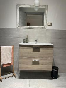 un baño con lavabo y espejo en Casa Marina 1, en Cagliari