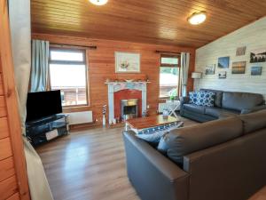 un salon avec un canapé et une cheminée dans l'établissement The Beach House, à Ilfracombe