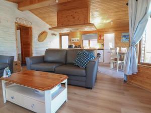 un salon avec un canapé et une table dans l'établissement The Beach House, à Ilfracombe