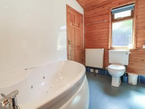 une salle de bain avec une baignoire blanche et des toilettes dans l'établissement The Beach House, à Ilfracombe