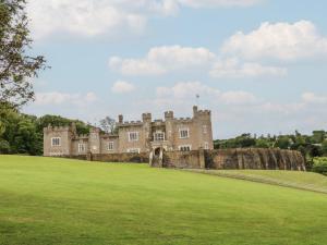 un vieux château sur un champ herbeux dans l'établissement The Beach House, à Ilfracombe