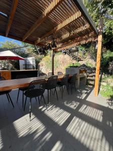 バルパライソにあるEspectacular casa para Eventos y celebraciones con alojamientoの木製のテーブルと椅子