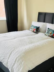 アップトン・アポン・セバーンにあるCentral Upton Upon Severn 2 bedroom property sleeps 6のベッド(白いシーツ、枕付) +6枚の写真