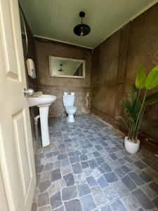 バルパライソにあるEspectacular casa para Eventos y celebraciones con alojamientoのトイレと洗面台付きのバスルーム
