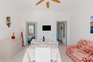 a living room with a table and a couch at Villino Airone in Torre Lapillo