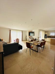 MigliacciaroL Alba Serena的带沙发、桌子和椅子的客厅