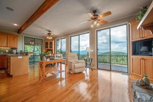 Photo de la galerie de l'établissement Mountain View Cabin In Saluda With Full Kitchen, à Saluda
