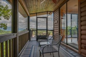 Photo de la galerie de l'établissement Mountain View Cabin In Saluda With Full Kitchen, à Saluda