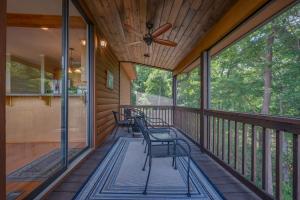 Photo de la galerie de l'établissement Mountain View Cabin In Saluda With Full Kitchen, à Saluda
