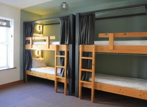 Postel nebo postele na pokoji v ubytování Glengarriff Hostel