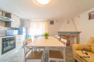 SchifoniにあるOasi Verde - Giardino e Parcheggio Privatoのキッチンとテーブルとソファのあるリビングルーム +28枚の写真